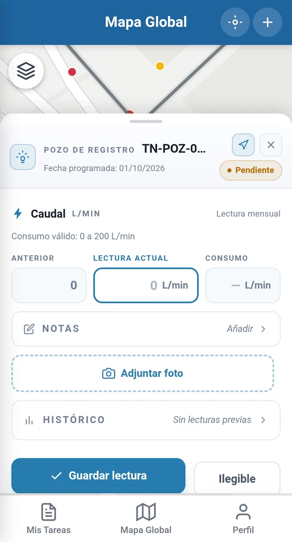 Ficha de lectura de un pozo de registro en el móvil, sobre el mapa de la red: caudal en litros por minuto con su rango de consumo válido, lectura anterior y actual, notas, fotografía, histórico y los botones de guardar lectura o marcarla como ilegible.