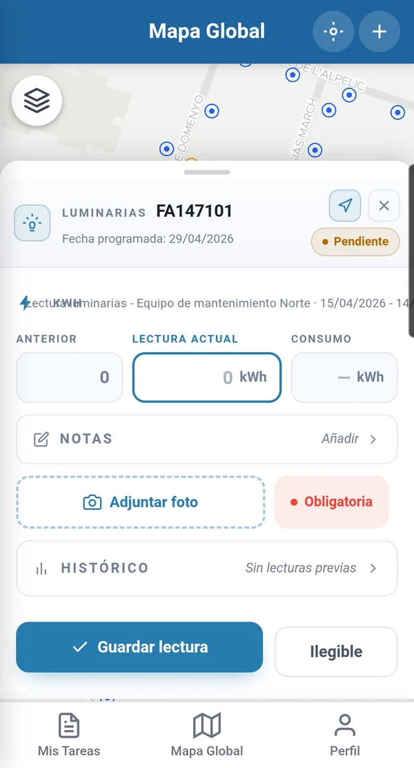 Ficha de lectura de un punto en el móvil, sobre el mapa: lectura anterior, lectura actual y consumo en kWh, notas, fotografía obligatoria, histórico y los botones de guardar lectura o marcarla como ilegible.