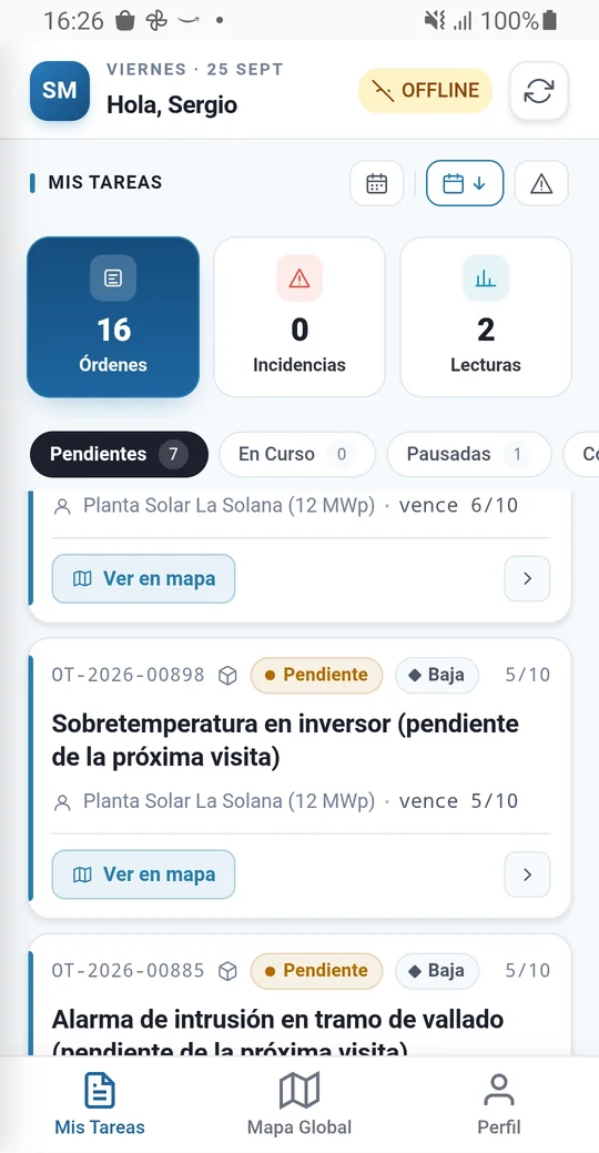 App móvil de Maptainer sin conexión: aviso OFFLINE en la cabecera y la lista de órdenes pendientes de una planta solar.